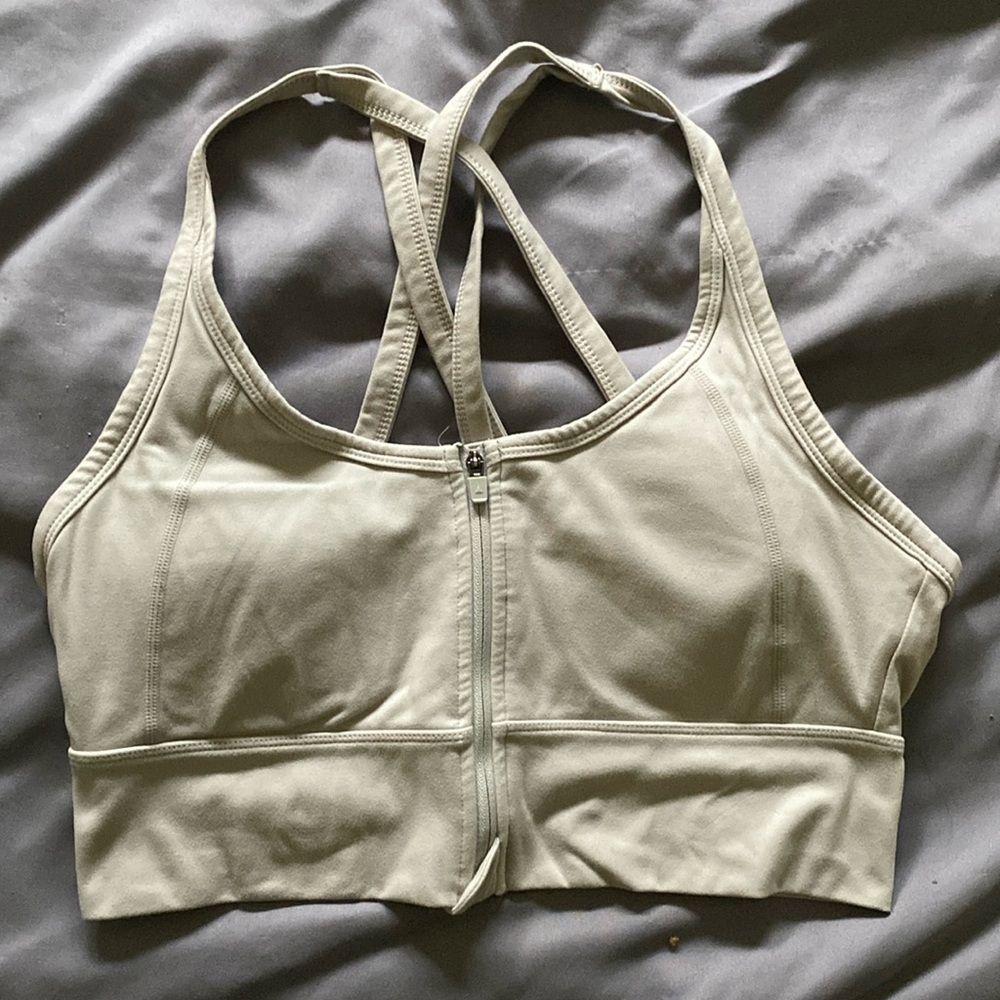 Front zip sports bra